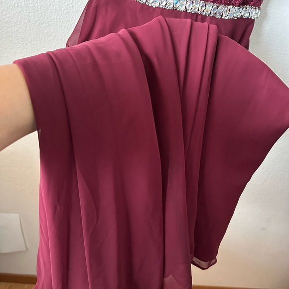 Elegant Burgundy Large Gown with Beaded Waist - Picture 4 of 10
